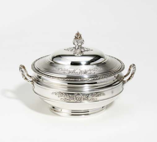 Silver vegetable bowl with laurel wreaths and floral knob - photo 1