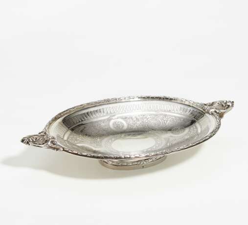 Oval silver serving bowl with laurel and shell ornamentation - фото 1