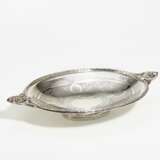 Oval silver serving bowl with laurel and shell ornamentation - photo 1