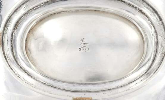 Oval silver serving bowl with laurel and shell ornamentation - photo 3