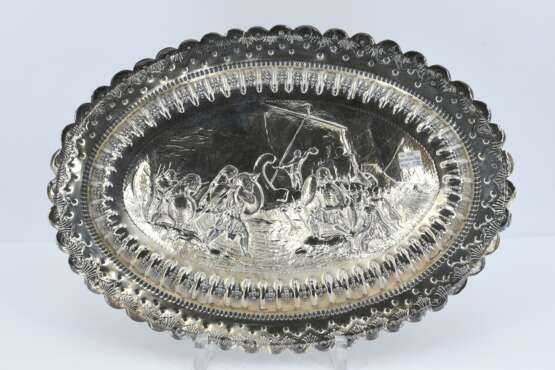 Oval silver display platter with roman conquest scene - фото 3