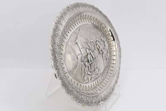 Oval silver display platter with roman conquest scene - фото 4