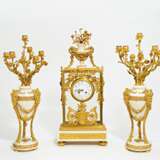 Splendid marble and bronze pendulum clock and pair of agate vases - photo 1