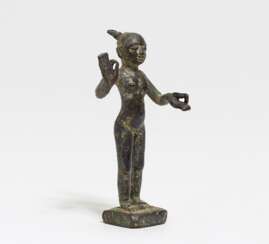 Sehr seltene und bedeutende kleine Bronzefigur einer himmlischen Tänzerin