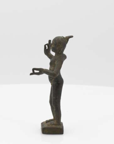 Very rare and important small bronze figure of a heavenly dancer - фото 3