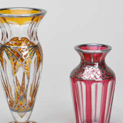 Zwei kleine Art déco-Vasen