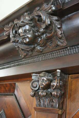 Zweitüriger barocker Kissenschrank - photo 3