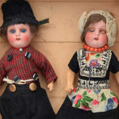 Karton mit Paar Holländer-Puppen