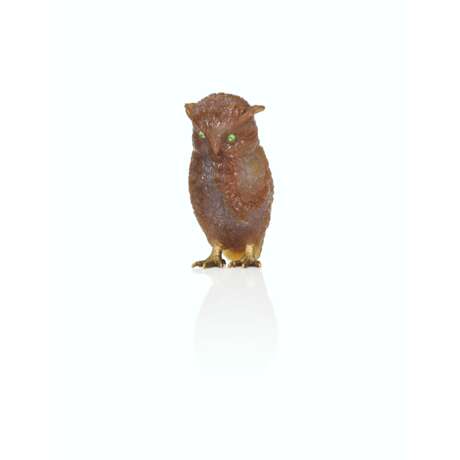 A GEM-SET AND GOLD-MOUNTED AGATE MODEL OF AN OWL - photo 1
