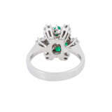 Ring mit 6 Smaragden und 7 Brillanten von zus. ca. 0,6 ct - photo 4