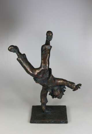Radschlagender Clown, Bronze, signiert: G.v.W. 34/499 ars mundi Höhe: 26,6 cm. - Foto 1