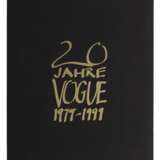 20 Jahre Vogue 1979-1999 Jubiläums-Portfolio mit den schönsten Fotos aus den ersten zwanzig Jahren der deutschen Vogue - Eine Hommage an alle die das Magazin zum Manifest des Glamour machten, München, Condé Nast, 1999, handnum - фото 2