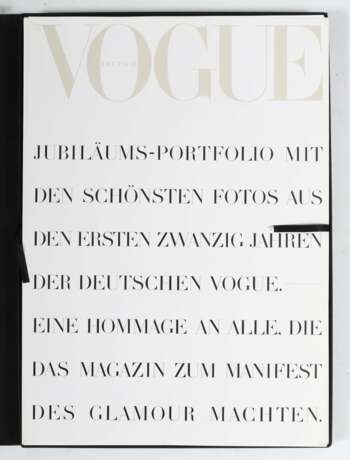 20 Jahre Vogue 1979-1999 Jubiläums-Portfolio mit den schönsten Fotos aus den ersten zwanzig Jahren der deutschen Vogue - Eine Hommage an alle die das Magazin zum Manifest des Glamour machten, München, Condé Nast, 1999, handnum - Foto 4