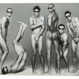 Photographie-Karte aus der Serie ''Men Without Ties'' von Gianni Versace, 1996, rückseitig vom Modesdesigner handsigniert, HxB: ca - Foto 1