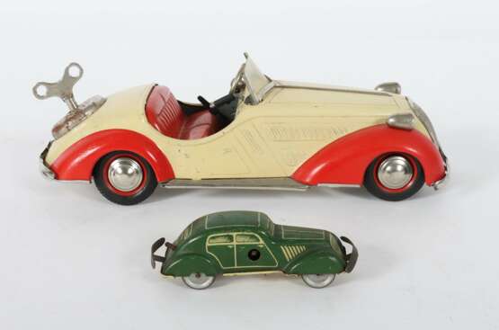2 x Distler Modellautos Johann Distler, Nürnberg, Limousine, 1950er Jahre, beige-rot, auf Nummernschild bezeichnet: ''ID 3150'', Uhrwerkantrieb, Gangschaltung, Stopphebel, m - photo 2