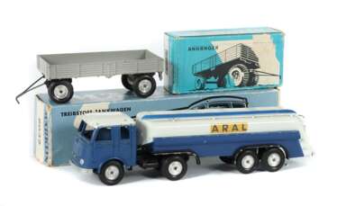 2 Modellfahrzeuge Märklin, Guss/Blech, 1 x MB Aral Tanksattelschlepper 8032, BZ: 1960-71, blau/weiß, Dekorbild Aral am Heck, im OK; 1 x 2-Achs-Anhänger 5524/12 und 8012, steingrau, Aluminiumfelgen, im OK