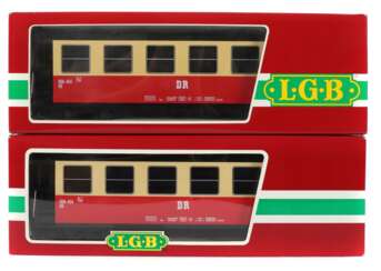 2 Personenwagen LGB Lehmann, Spur G (IIm), Modell 3073 und 3073 0, der DR, Kunststoff rot/beige, je im OK; L: 45 cm