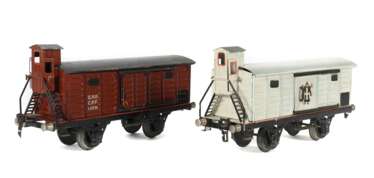 2 Güterwagen Märklin, Spur 1, 1 x Kühlwagen 1988, BZ 1925-1935, weiß HL, Münchner-Kindl-Emblem, geprägte Seitenwände, 2 Schiebetüren, erhöhtes Bremserhaus m