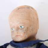 Puppe Bing, 1920er Jahre, Stoffpuppe, gemaltes Gesicht, 2 Hinterkopfnähte, zentral 2 Falten, eingesetztes Ohrenband, ohne Haarbemalung, Stoffkörper m - фото 2