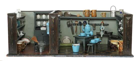 Puppenküche um 1900, Holzgehäuse, 2-Räume, die Front mit breiten Säulen, der Boden in gemalter Karooptik und Holzboden, der rechte Raum mit gr - Foto 1