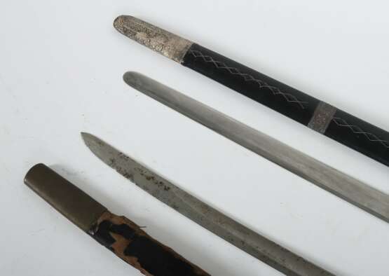 Zwei Schwerter 1x Schaschka/Kosakenschwert der Roten Armee, Sowjetunion, wohl um 1940, gebogene Rückenklinge beidseitig gekehlt, Ricasso kyrillisch gemarkt, Messinggriff mit Holzhilze, Durchbohrung für Fangriemen, gepunzt bzw - photo 3