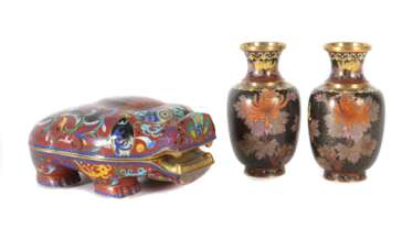 2 Cloisonné-Vasen und -Fabeltier China, 20
