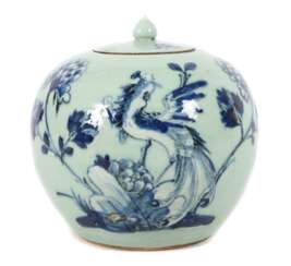 Ingwertopf China, Qing Dynastie, heller Scherben, seladonfarbene Glasur, blau-weißes Dekor mit Phönix zwischen Päonien, H/D: ca