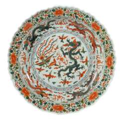 Großer Drachenteller China, Porzellan, weiße Glasur/bunt bemalt überwiegend in rot und grün, unterglasurblaue Wanli-Marke, D: ca