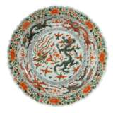 Großer Drachenteller China, Porzellan, weiße Glasur/bunt bemalt überwiegend in rot und grün, unterglasurblaue Wanli-Marke, D: ca - photo 1