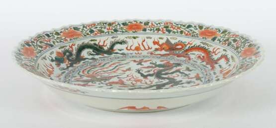 Großer Drachenteller China, Porzellan, weiße Glasur/bunt bemalt überwiegend in rot und grün, unterglasurblaue Wanli-Marke, D: ca - photo 2