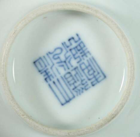 Teeschale China, Qing Dynastie, um 1930, Porzellan/Emaillemalerei, unterglasurblaue Bodenmarke ''Da Qing Daoguang Nian Zhi'', H: ca - photo 4