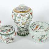 4 variierende Deckelgefäße und eine Vase China, nztl - photo 2