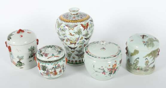 4 variierende Deckelgefäße und eine Vase China, nztl - фото 3