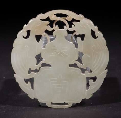 Jadescheibe China, alt, weiße transparente Jade mit partiellem Braunton, zentrale Vase mit Kalligrafie, geflankte von Phönixe, beidseitiges Motiv, DxB: ca - photo 1