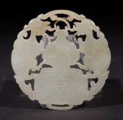 Jadescheibe China, alt, weiße transparente Jade mit partiellem Braunton, zentrale Vase mit Kalligrafie, geflankte von Phönixe, beidseitiges Motiv, DxB: ca