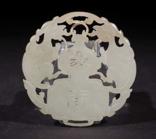 Jadescheibe China, alt, weiße transparente Jade mit partiellem Braunton, zentrale Vase mit Kalligrafie, geflankte von Phönixe, beidseitiges Motiv, DxB: ca - photo 2