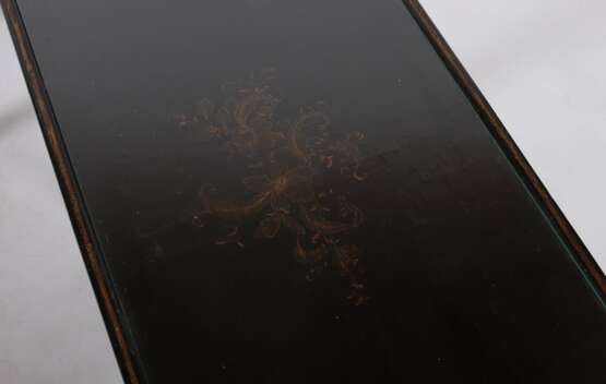 Paar Anrichten China, Holz/schwarz lackiert, florale Goldbemalung, Tischplatte je mit eingelassener Glasplatte (1x erg - photo 3