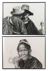 2 Kohlezeichnungen auf Papier China/Tibet, 2003, auf Karton montiert, hinter Glas gerahmt, 1x zwei Männer im Gespräch, davon einer mit Gebetsmühle; 1x alte Frau mit Pfeife; je unten rechts dat