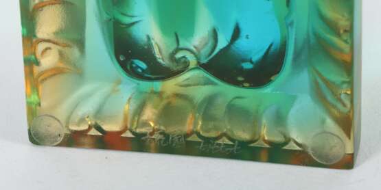 2 Briefbeschwerer von Tittot Taiwan, farbiges Glas, Tittot ist neben Liuli Gongfang Taiwans zweite große Manufaktur für Glasdesign, 1x ornamental verziertes Schwein auf abgeschrägtem Sockel, grün-blau-orange, bodenseitig sign - photo 3