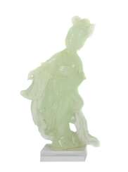Jade-Geisha Japan, aus Jade geschnitzte Geishafigur, auf Plexiglas-Sockel verklebt, H: ca