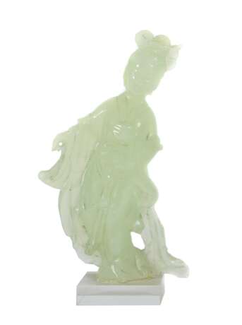 Jade-Geisha Japan, aus Jade geschnitzte Geishafigur, auf Plexiglas-Sockel verklebt, H: ca - photo 1