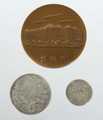 Konvolut Gedenkmünzen Japan 1 x zum 100-jährigen Bestehen des Japanischen Münzamt, Osaka, 1971 (Showa-Zeit), Kupfer, vorderseitig das Gebäude der Japanischen Münzanstalt darunter bez - photo 1