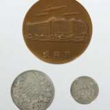 Konvolut Gedenkmünzen Japan 1 x zum 100-jährigen Bestehen des Japanischen Münzamt, Osaka, 1971 (Showa-Zeit), Kupfer, vorderseitig das Gebäude der Japanischen Münzanstalt darunter bez - Foto 1