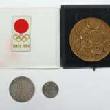 Konvolut Gedenkmünzen Japan 1 x zum 100-jährigen Bestehen des Japanischen Münzamt, Osaka, 1971 (Showa-Zeit), Kupfer, vorderseitig das Gebäude der Japanischen Münzanstalt darunter bez - photo 2