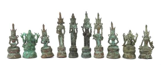 10 Bronzegottheiten Indien, Set aus 10 kleinen Bronzefiguren hinduistischer Gottheiten, jeweils auf Lotussockel, darunter zwei Ganesha-Figuren mit unterschiedlichen Attributen und Mudren, H: ca - фото 1