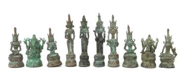 10 Bronzegottheiten Indien, Set aus 10 kleinen Bronzefiguren hinduistischer Gottheiten, jeweils auf Lotussockel, darunter zwei Ganesha-Figuren mit unterschiedlichen Attributen und Mudren, H: ca