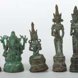 10 Bronzegottheiten Indien, Set aus 10 kleinen Bronzefiguren hinduistischer Gottheiten, jeweils auf Lotussockel, darunter zwei Ganesha-Figuren mit unterschiedlichen Attributen und Mudren, H: ca - photo 2