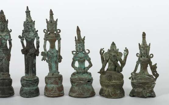 10 Bronzegottheiten Indien, Set aus 10 kleinen Bronzefiguren hinduistischer Gottheiten, jeweils auf Lotussockel, darunter zwei Ganesha-Figuren mit unterschiedlichen Attributen und Mudren, H: ca - Foto 3
