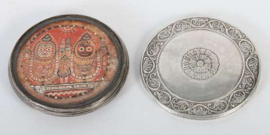 Silberdose mit Jagannatha-Trinität Indien, wohl 19 - photo 2