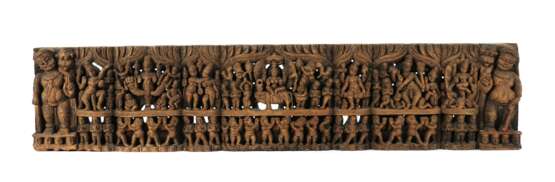 Indisches Holzrelief zweireihig, fein geschnitzter Figurenfries mit mythologischen Szenen, durchbrochen plastisch gearbeitet, Unterseite im Lotusdekor, Oberseite mit Löchern, verso zwei Aufhängeösen, HxBxT: ca - photo 1